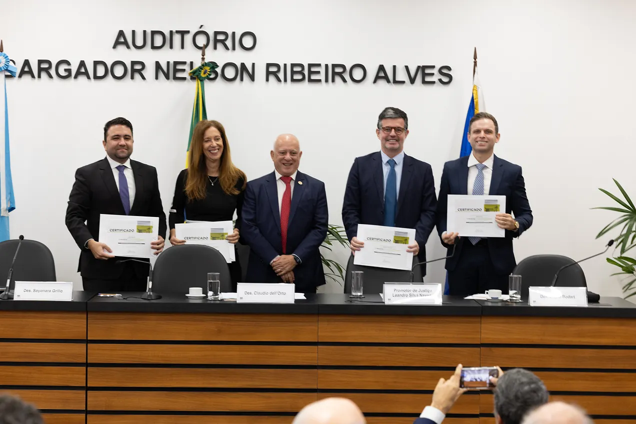 O evento reuniu representantes de escolas de governo do estado no auditório Desembargador Nelson Ribeiro Alves, no Fórum Central. A abertura do encontro, que teve como tema “Uso da Inteligência Artificial nas Escolas de Governo”, foi feita pelo diretor-geral da EMERJ, o desembargador Cláudio Luís Braga dell’Orto, e pelo presidente do Tribunal de Justiça do Estado do Rio de Janeiro (TJRJ) e governador interino do Rio de Janeiro, desembargador Ricardo Couto, que ressaltou a importância do evento.