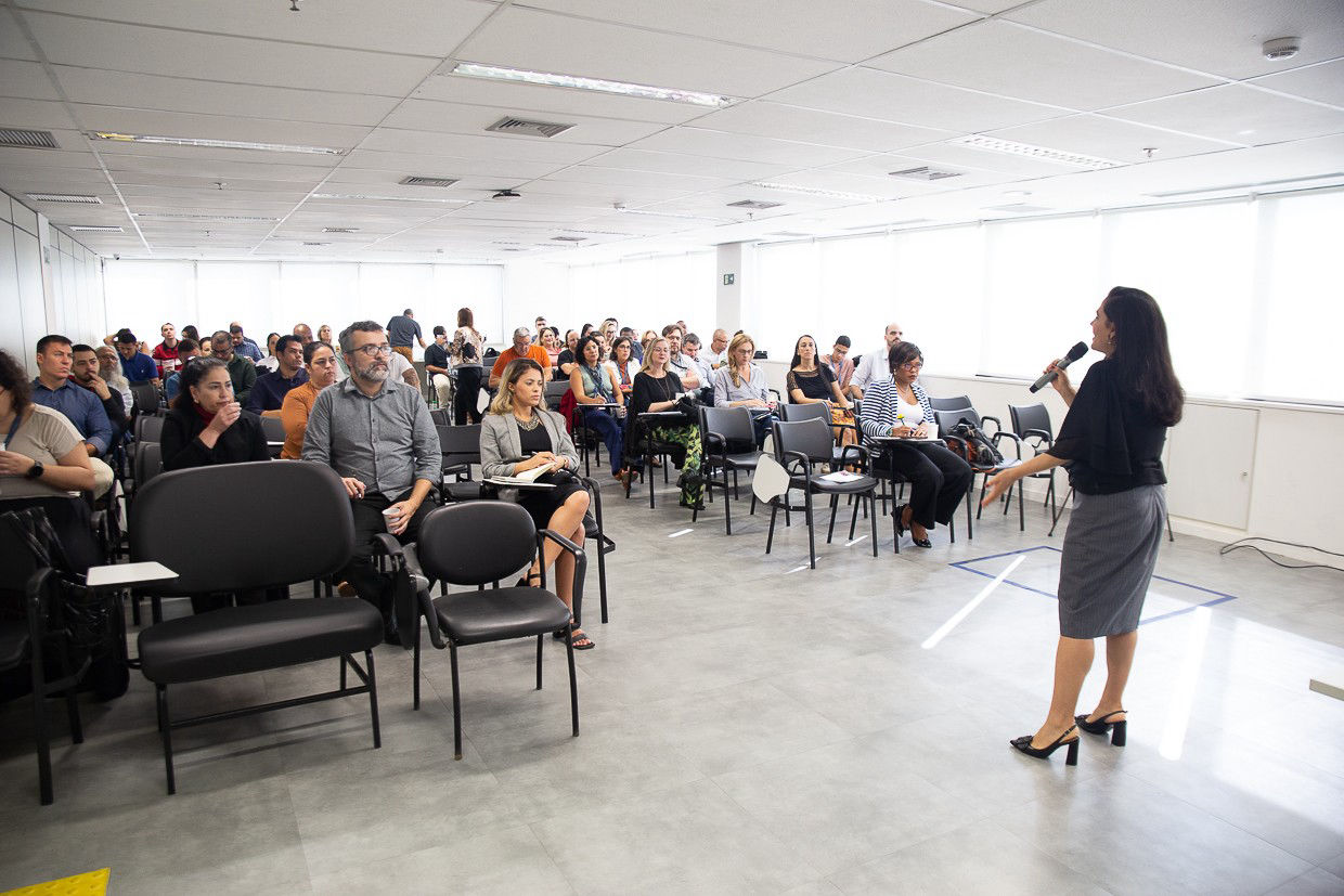 Na primeira aula, Mayara discutiu sobre os fundamentos da comunicação não-violenta e da transformação de conflitos. Ao longo da aula, ela abordou sobre a comunicação alienante, os aspectos da comunicação não violenta e como utilizá-los para gerir situações conflituosas.