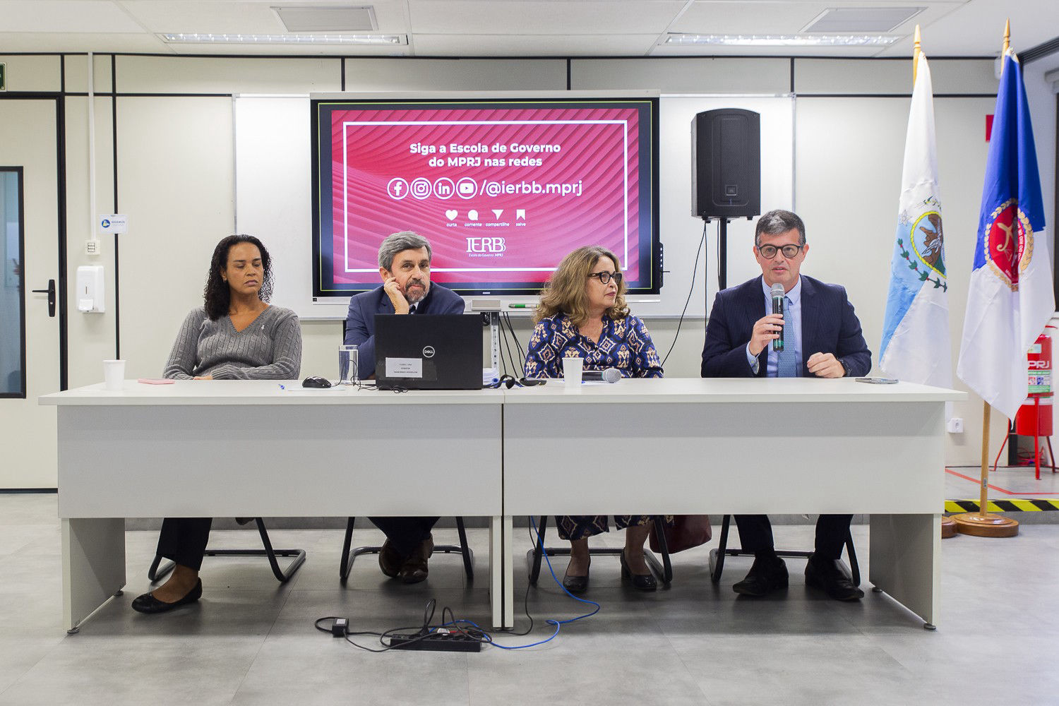 Apresentado em modalidade híbrida, o encontro foi aberto pelo promotor de Justiça e diretor da instituição, Leandro Navega, seguido pela procuradora de Justiça Patricia Carvão, coordenadora da Coordenadoria-Geral de Promoção da Dignidade da Pessoa Humana (COGEPDH/MPRJ).